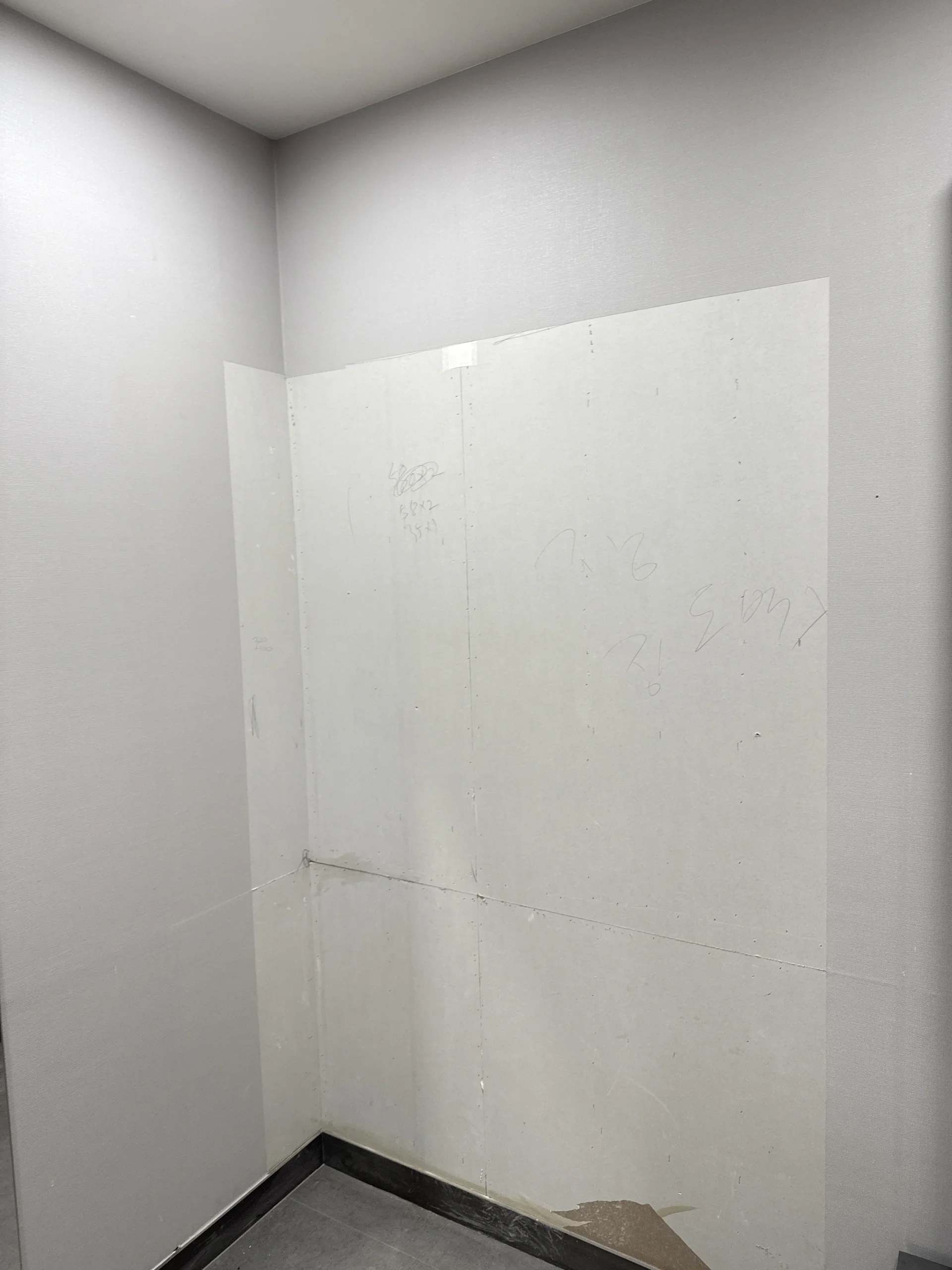 녹슨 철제선반 교체 전 현장